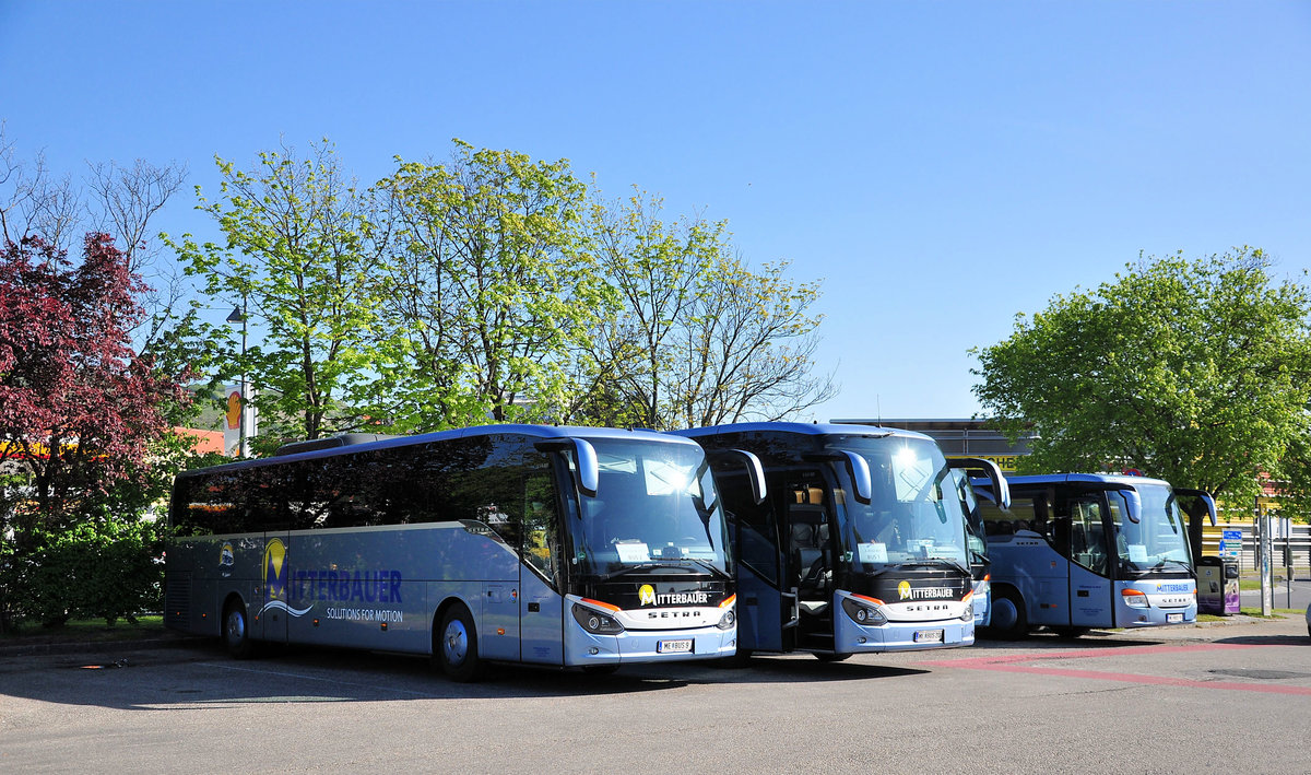 3 mal Setra von Mitterbauee Reisen aus Nieder�sterreich,links ein 516 MD dann 517 HD und ein 415 GT in Krems gesehen.