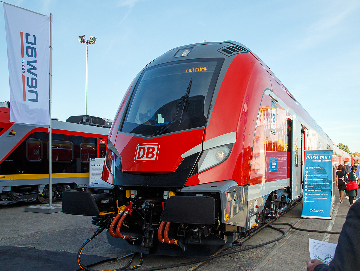 Škoda Transportation a.s.  aus Pilsen (Tschechische Republik) präsentierte auf der InnoTrans 2018 in Berlin (18.09.2018) seine DB Doppelstock-Wendezug-Garnitur (Škoda Push-Pull) für den München-Nürnberg-Express der mit einer Höchstgeschwindigkeit von 189 km/h auf der Schnellfahrstrecke Nürnberg–Ingolstadt–München bestreitet.

In Deutschland werden die Garnituren auf dem München-Nürnberg-Express eingesetzt. Dieser befährt zwischen Ingolstadt und Nürnberg die Schnellfahrstrecke Nürnberg–Ingolstadt, die von anderen Fahrzeugen mit bis zu 300 km/h befahren werden kann. Daher ist der Einsatz von druckertüchtigten Reisezugwagen oder Triebzügen vorgeschrieben. Die Škoda-Garnituren ersetzen auf dieser Strecke sukzessive die bis dahin eingesetzten ehemaligen IC-Wagen und bieten rund 20 Prozent mehr Platz. Die im August 2013 bestellten 36 Wagen haben gemeinsam mit den sechs Lokomotiven einen Auftragswert von 110 Millionen Euro.

Als Zuglokomotive wird die Baureihe 102 (Škoda 109E) eingesetzt. Ein Zug besteht aus einem Steuerwagen (DabpbZf  770.0), vier Mittelwagen (DBpdz 790.0) und einem Endwagen (DABpz 790.1) und ist für eine Höchstgeschwindigkeit von 189 km/h konzipiert. Eine solche Einheit hat mit dieser Lokomotive eine Länge von rund 177 m. Durch die Ausstattung mit druckertüchtigten Wagenkästen ist auch in Tunneln ein Begegnungsverkehr mit Fahrzeugen, die die Streckengeschwindigkeit von 300 km/h ausfahren, zulässig. Bei einer Bahnsteighöhe von 760 Millimetern bieten die Wagen barrierefreie Einstiege, der durch eine klappbare Überfahrtrampe realisiert wird.

Insgesamt sind in beiden Wagenklassen zusammen 676 Sitzplätze vorhanden. Ebenfalls verfügen die Fahrzeuge über einen Kinderbereich. Die Züge haben zudem 37 Fahrradstellplätze und bieten Plätze für Personen mit eingeschränkter Mobilität und ihren Begleitpersonen. Der gesamte Innenraum ist klimatisiert, die Wagen verfügen über Internetzugang.

Zum Fahrplanwechsel im Dezember 2020 kam die erste Garnitur mit vier Jahren Verspätung zum Einsatz. Im Laufe des Fahrplanjahrs 2021 sollen die Züge schrittweise alle Leistungen übernehmen.

Hier auf der InnoTrans 2018 wurde der Zug in verkürzter Form präsentiert und zwar aus:
•	Steuerwagen D-DB 70 80 86-94 006-9 DABpbzf 770.0
•	Mittelwagen D-DB 70 80 26-94 022-9 DBpdz790.0
•	Endwagen D-DB 70 80 36-94 003-7 DABpz790.1
•	Lok 102 006 (91 80 6102 006-4 D-DB) vom Typ Škoda 109 E3

TECHNISCHE DATEN (Wagenzug):
Spurweite: 1.435 mm
Länge über Kupplung:  26.950 mm (Steuerwagen) / 26.400 mm (Zwischenwagen) / 26.140 mm (Endwagen)
Breite: 2.800 mm
Höhe über SOK:  4.630 mm
Höchstgeschwindigkeit: 189 km/h
Sitzplätze: 676 (sechs Wagen)
