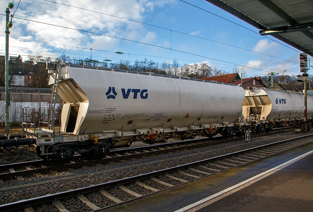 4-achsige Drehgestell-Schüttgutwagen mit dosierbarer Schwerkraftentladung (Behälterwagen mit Trichtermittenentladung für Zucker), 37 80 9347 334-6 D-VTG, der Gattung Uagnpps, der VTG Rail Europe GmbH am 16.12.2020 im Zugverband bei einer Zugdurchfahrt durch den Bahnhof Betzdorf (Sieg). 

Diese 4-achsige Drehgestell-Behälterwagen mit Trichtermittenentladung für Zucker (Hopper-Wagen) werden ab 2016 von dem slowakischen Güterwagenhersteller Tatravagónka a.s. in Poprad gebaut. Die VTG hatte 2016 eine Serie von 240 Wagen bei Tatravagonka Poprad bestellt.

Die Behälterwagen Uagnpps sind für den Transport von Zucker optimiert und haben ein Fassungsvermögen von 92 m³. Die Wagen besitzen eine lösungsmittelfreie, lebensmittelechte Beschichtung. Die weiße Farbgebung verhindert die Aufheizung des Transportgutes. Im Dachbereich befinden sich vier Domdeckel DN 500 aus Edelstahl zur staubfreien Beladung, der Deckel ist jeweils durch einen Knebelverschluss öffnen- /verschließbar (Einknebeldom). Durch die Sattelwandneigung von 50° ist eine rückstandsfreie Entladung des Zuckers möglich. Diese erfolgt über vier Auslauftrichter mit Muschelschieber (Öffnung 900 mm x 600 mm), die in Längsrichtung gleismittig angeordnet sind. Hierdurch wird ein seitliches Überlaufen des Zuckers bei der Entladung vermieden. Die Muschelschieber sind jeweils manuell per Handrad bedienbar, die Handräder befinden sich an beiden Wagenseiten (beide Seiten sind durch jeweils eine Welle verbunden). Da bei der Entladung ein Unterdruck entsteht, befinden sich oben an den Stirnseiten zwei Ausgleichsventile (eins je Seite), deren Filter das Eindringen von Ungeziefer verhindern. Die mechanischen Teile des Entlademechanismus sowie der Bremse sind gegen Zuckerstaub geschützt. Die Befülldome, Trichter, Muschelschieber und die Entleerungsklappen sind aus Edelstahl (1.4301), ansonsten ist der obere Teil aus Stahl (Werkstoff S355J2+N) gefertigt.

Der Uagnpps kann für den uneingeschränkten Betrieb auf allen europäischen Eisenbahnstrecken mit Normalspurweite und für klimatische Bedingungen im Temperaturbereich von -25°C bis +40°C eingesetzt werden. Die Wagen sind S-Verkehr konstruiert. Die VTG-Wagen haben die Nummernreihe 9347 014 bis 9347 253. Die VTG Bezeichnung der Wagen ist H45.092D.

TECHNISCHE DATEN:
Baujahr: Ab 2016
Hersteller: Tatravagónka a.s. Poprad (Slowakei)
Gattung: Uagnpps (VTG H45.092D)
Spurweite: 1.435 mm (Normalspur)
Anzahl der Achsen: 4 (in zwei Drehgestellen)
Länge über Puffer : 16.800 mm
Drehzapfenanstand: 12.000 mm 
Achsabstand im Drehgestell: 1.800 mm 
Laufraddurchmesser: 920 mm (neu)
Drehgestelltyp: Y25 Lsi-C-K
Eigengewicht: 22.280 kg 
Max. Nutzlast: 67,7  t (ab Streckenklasse D) 
zul. Gesamtgewicht: 90 t
Max. Achslast: 22,5 t
Gesamtvolumen: 92 m³
Art der Auskleidung: Lebensmittelechte Beschichtung - Novatic ZD 95, lösemittelfrei
Befüllung: oben über vier Dome DN 500
Entleer-Einrichtung: 4 Auslauftrichter mit Edelstahlklappen 600 mm x 900 mm (breit x länge), gleismittig, manuell per Handrad bedien- und dosierbar.
Entleerungsart: Über Schwerkraft
Höchstgeschwindigkeit: 100 km/h / 120 km/h (leer)
Kleinster bef. Halbmesser: 75 m
Bremse: KE-GP-A 2x8  (Kompaktbremse CFCB, K-Sohle) 
Kompaktbremse: CFCB
Ladegut: Zucker
Intern. Verwendungsfähigkeit: TEN - GE
