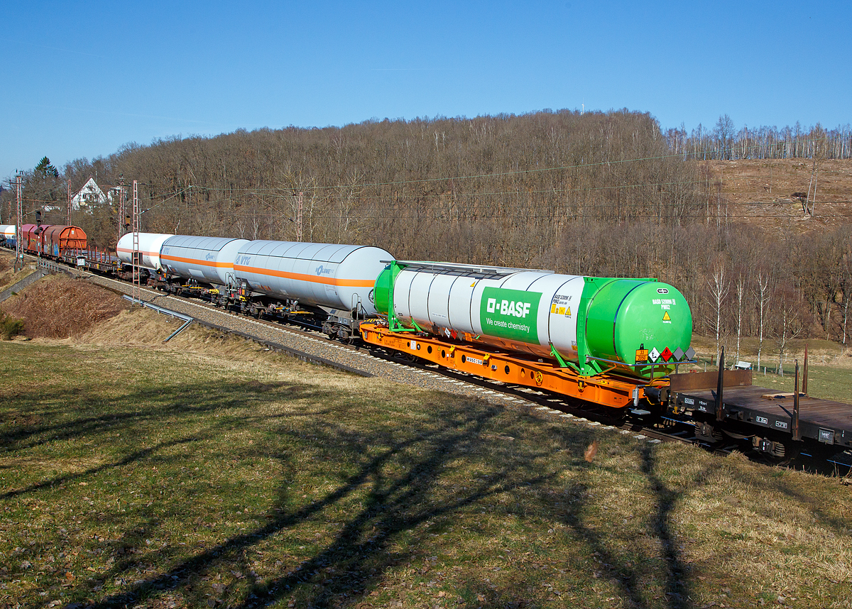 4-achsiger Drehgestell-Containertragwagen 33 85 4505 255-9 CH-WASCO der Gattung Sgmmns 54‘, für den Transport von intermodalen Ladeeinheiten und des Wascosa flex freight systems (Wechselaufbauten), der Wascosa AG am 10.03.2022 bei einer Zugdurchfahrt bei Rudersdorf (Kr. Siegen). Der Wagen ist hier beladen, mit einem belgischen Hersteller Van Holl gebauten, 45’ Tankcontainer der BASF, der laut Gefahrguttafel (33/2050) mit Diisobutylen (Isoocten) beladen ist.

Gebaut wurde der Wagen vom slowakischen Güterwagenhersteller Tatravagónka in Poprad.