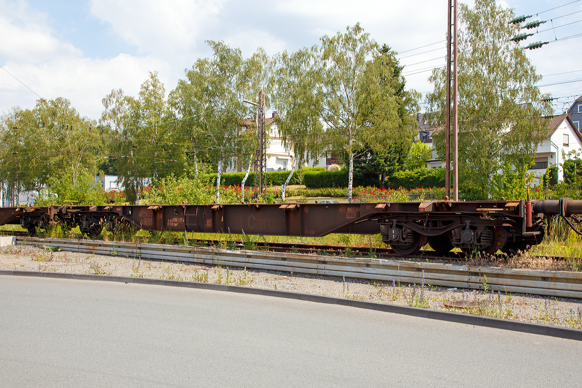 4-achsiger Drehgestell-Containertragwagen der Gattung Sgns 691der DB Cargo AG,  31 80 4556 117-8 D-DB, abgestellt am 22.06.2019 in Kreuztal.

Der Wagen wurde 1996 von der Fa. Costamasnaga S.p.A (Italien) unter der Fabriknummer 0108 gebaut.

Der Drehgestell-Containertragwagen hat 28 abklappbare Containerzapfen und kann wahlweise mit drei 20-Fu-Containern, zwei 30-Fu-Containern oder einem 40-Fu-Container beladen werden Die Wagen Gattung Sgns 691 der haben fischbauchartige Auenlangtrger mit eingeschweiten Quertrgern.

TECHNISCHE DATEN: 
Spurweite: 1.435 mm
Anzahl der Achsen: 4 in zwei Drehgestellen
Lnge ber Puffer: 19.740 mm
Drehzapfenabstand: 14.200 mm
Achsabstand im Drehgestell: 1.800mm
Max. Ladelnge: 18.400 mm 
Hchstgeschwindigkeit: 100 km/h / 120 km/h (leer)
Eigengewicht: 19.870 kg
Maximales Ladegewicht:: 70 t ab Streckenklasse D
Kleinster bef. Gleisbogenradius: 75 m
Bauart der Bremse: KE-GP-A 
Drehgestellbauart: Y 25 Lss (626)
Laufraddurchmesser: 920 mm (neu)
Verwendungsfhigkeit: RIV
