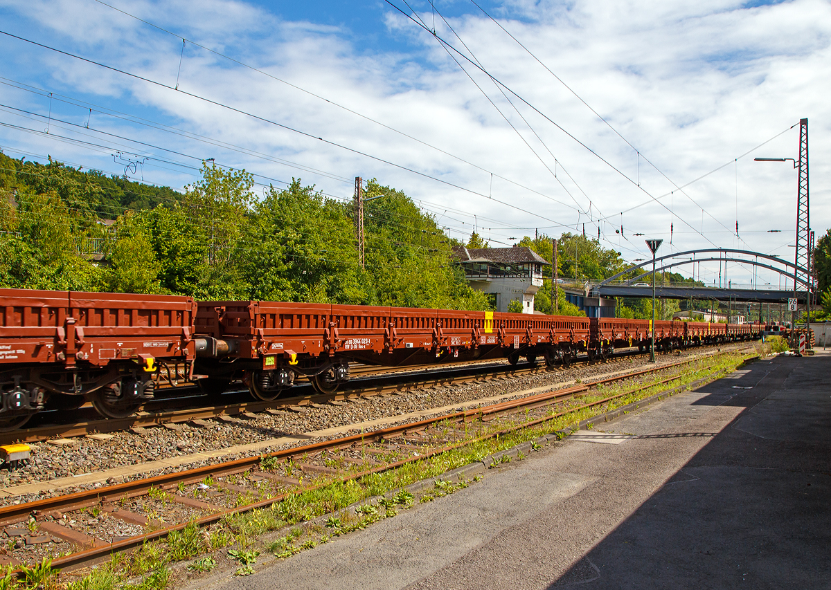 
4-achsiger Drehgestell-Flachwagen mit Seitenborden, Stirnwnden und Stahlfuboden, der Gattung Res-x 679.1, UIC-Nr. 31 80 3944 023-1 D-DB, der DB Cargo AG, am 24.07.2020 bei Zugdurchfahrt in Kreuztal im Zugverband.

Der Wagen ist fr den Transport von schweren Schttgtern vorgesehen. Der Wagen ist in Ganzstahlbauweise unter Verwendung von Profilen und abgekanteten Blechen hergestellt. Als Material fr diese Schweikonstruktion wird vor allem St 52-3 und St 38 verwendet. Der Fuboden besteht aus 8 mm dickem Riffelblech und wird an der Stirnseite des Wagens durch ein U-Profil und an den Lngsseiten durch einen Flachstahl begrenzt. 
Der Wagen ist an jedem Kopfstck mit zwei Fallrungen ausgerstet. Um die Seitenwandklappen in ihrer senkrechten Lage festzulegen, sind an jeder Wagenlngsseite 8 verstrkte Gleitrungen angeordnet. Der Wagen besitzt keine Ladeschwellen. Der Wagen kann auch mit heruntergeklappten Seitenwnden ohne Lademaberschreitung befrdert werden. Der Wagen besitzt eine vom Boden aus bedienbare Feststellbremse, die auf ein Drehgestell wirkt.

TECHNISCHE DATEN: 
Umgebaut aus:  Res 676
Spurweite: 1.435 mm
Lnge ber Puffer:  19.900 mm
Drehzapfenabstand:  14.860 mm
Achsabstand im Drehgestell:  1.800 mm
Bauart der Drehgestelle: BA 853
Ladebreite: 2.530 mm
Lnge der Ladeflche: 18.500 mm
Ladeflche: 46,8 m
Hchstgeschwindigkeit:  120 km/h / 100 km/h (beladen)
Eigengewicht:  24.300 kg
Maximale Ladegewicht:  55,5 t (ab Streckenklasse C) / 53,5 t (D)
Kleinster bef. Gleisbogenradius:  35 m
Bremse: KE-GP 
Intern. Verwendungsfhigkeit:  RIV