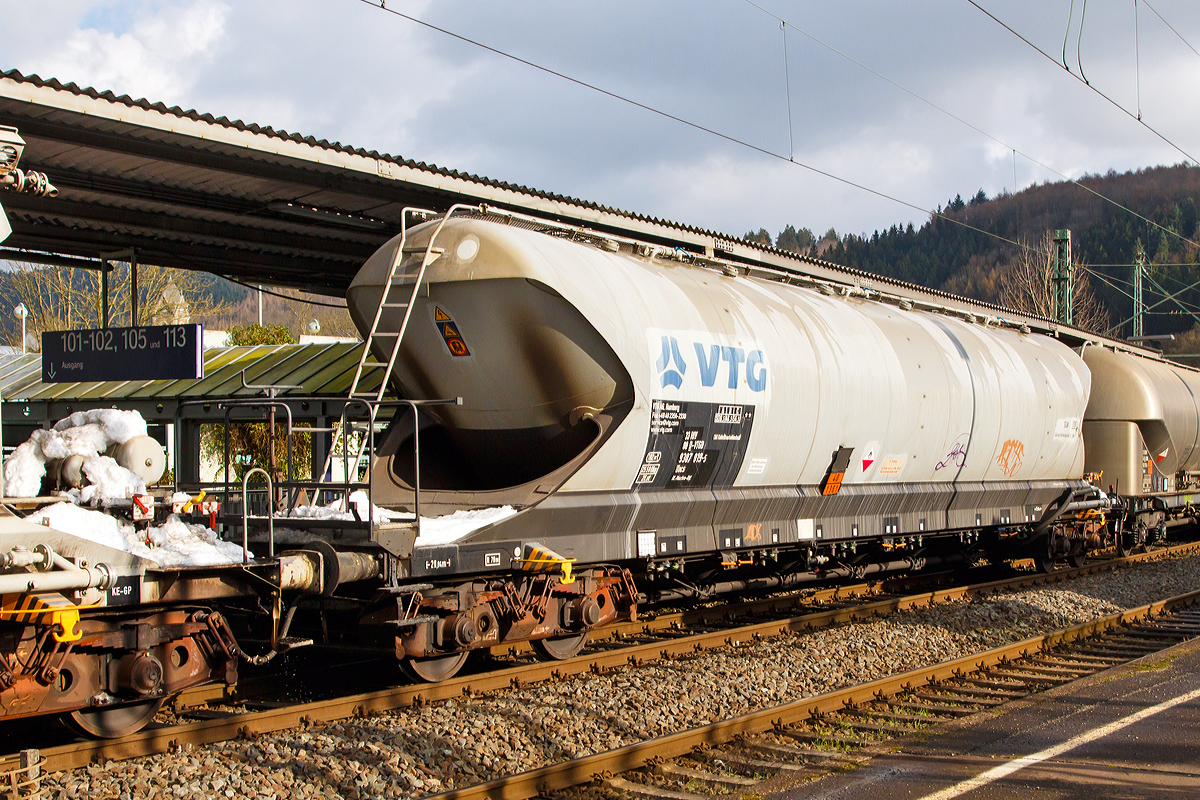 4-achsiger Drehgestell-Staubgutwagen (128 m Silowaggon) 33 RIV 80 D-VTGD 9307 019-5 Gattung Uacs, der VTG AG (Hamburg) am 31.01.2015 bei der Zugdurchfahrt in Betzdorf/Sieg. 

Die Gefahrguttafel (Gefahrgutnummer 40 / 1361) aber auch die Aufschrift sagen aus das hier Braunkohlestaub transportiert wird.

TECHNISCHE DATEN:
Gattung:  Uacs
Spurweite: 1.435 mm
Lnge ber Puffer : 20.840 mm
Drehzapfenabstand:  15.800 mm
Achsabstand im Drehgestell: 1.800 mm
Hchstgeschwindigkeit: 100 km/h (120 km/h leer)
zul. Gesamtgewicht:  80,00 t
Eigengewicht:  25.500 kg
Nutzlast:  54,5 t
Kleinster bef. Halbmesser:  70 m
Gesamtvolumen: 102 m
Betriebsdruck: 2,50 bar / -0,05 bar
Prfdruck:  3,25 bar
Tankcode:  SGAN