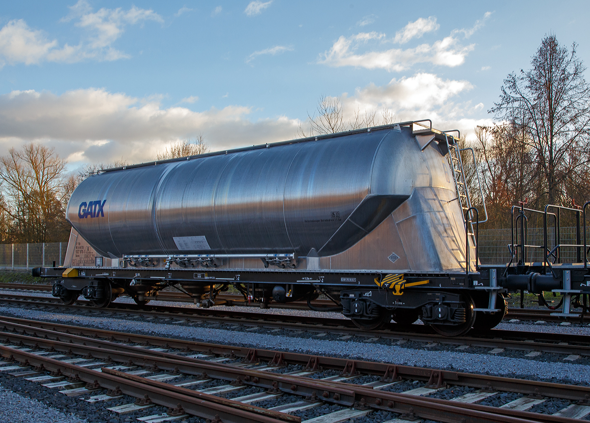 4-achsiger Drehgestell-Staubgutwagen (82 m Silowaggon) 37 80 D-GATXD 9327 870-3 der Gattung Uacns, der GATX Rail Germany GmbH abgestellt am 02.01.2019 bei Schaefer Kalk in Runkel-Steeden.

TECHNISCHE DATEN:
Hersteller: Feldbinder Spezialfahrzeugwerke GmbH
Herstellerbezeichnung: Silowaggon BEUT 82.4-4/1
GATX Typ: 8082
Gattung:  Uacns
Spurweite: 1.435 mm
Lnge ber Puffer : 16.240 mm
Drehzapfenabstand:  11.200 mm
Achsabstand im Drehgestell: 1.800 mm
Raddurchmesser: 920 mm (neu)
Hchstgeschwindigkeit: 100 km/h (120 km/h leer)
Max. Radsatzlast : 22,50 t
zul. Gesamtgewicht:  90,00 t
Eigengewicht:  17.820 kg
Nutzlast:  72,10 t (ab Streckenklasse D)
Drehgestelle:  Y25 Lsi(f)-FFB-K
Kleinster bef. Halbmesser:  35 m
Gesamtvolumen: 82 m
Betriebsdruck: 2,50 bar / -0,05 bar
Prfdruck:  3,75 bar
Behlterwerkstoff : Aluminiumlegierung (AlMg4,5Mn)
Intern. Verwendungsfhigkeit: TEN RIV
