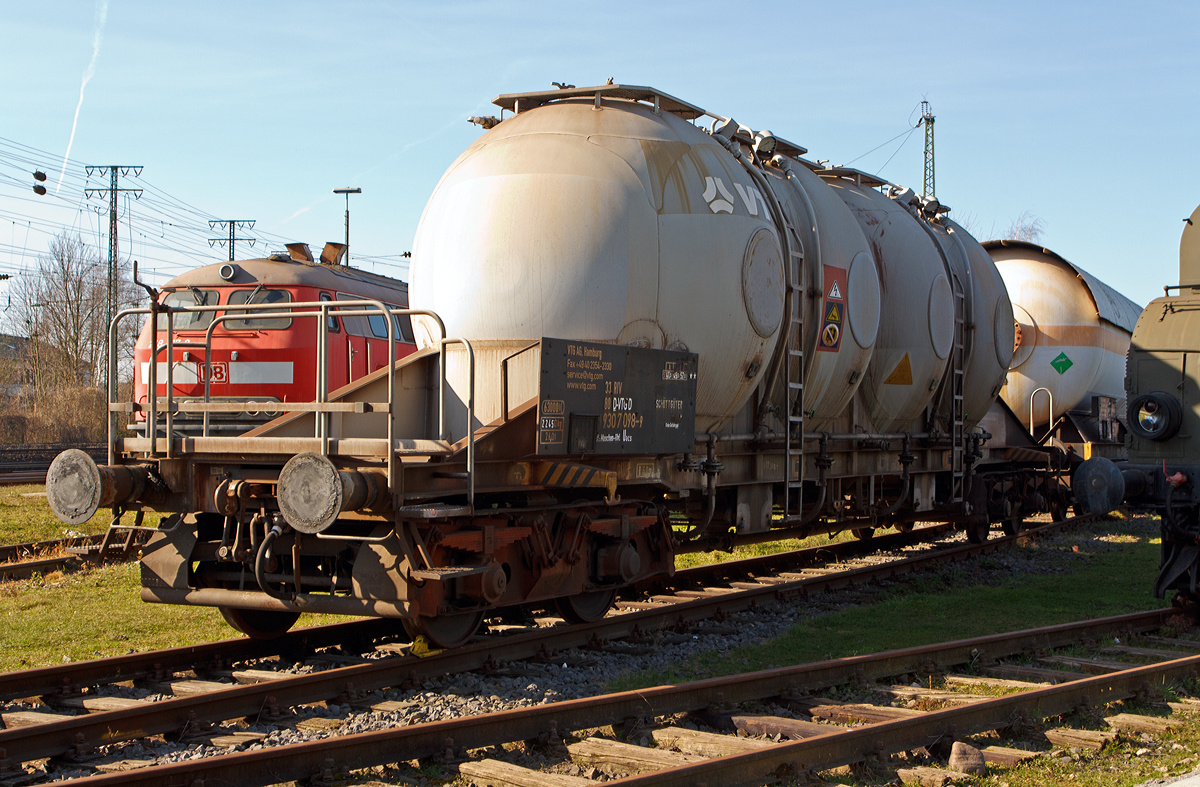 4-achsiger Drehgestell-Staubgutwagen bzw. Silowagen  mit Druckluftentlerrung der Gattung Uacs (33 RIV 80 D-VTGD 9307 098-9) der VTG AG, ausgestellt am 09.03.2014 im DB Museum Koblenz-Ltzel. 

Der Wagen ist fr den Transport von Granulaten und feinkrnigen chemischen Produkten wie Calciumphosphat, Natriumtripolyphosphat, Soda, Schlmmkreide, Kalksteinmehl u. a. m. geeignet.

Der Wagen besitzt 2 Druckluftbehlter, wobei jeder Druckbehlter durch eine Trennwand in 2 Kammern geteilt wird. Die Trennwand ist im oberen Bereich luftdurchlssig. Die Beladung jeder Kammer erfolgt ber einen auf dem Behlterscheitel angeordneten Behlterdom. Der Dom hat einen verschliebaren Klappdeckel.
Die Entladung erfolgt mittels Druckluft (max.2,5 bar berdruck) ber eine zentrale Leitung mit flurbedienbaren, wagenlngsseitig angeordneten Anschlussstutzen (Festkupplung C). Das gesamte Leitungssystem ist so ausgelegt, dass jede Kammer einzeln bzw. je eine Kammer eines Druckbehlters gleichzeitig entladen werden kann. Jede Kammer besitzt wagenlngsseitig eine Entleerungsleitung mit Klappenzapfventil (Gewindeanschluss 5 ½“ Withworthgewinde). 