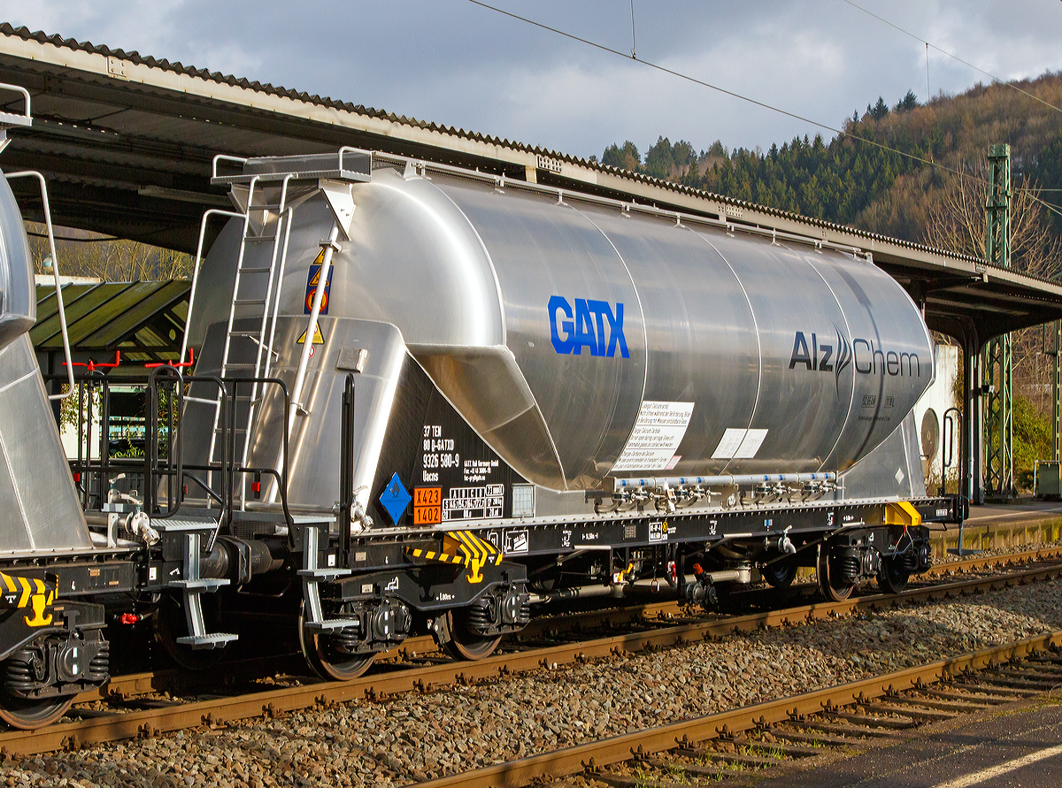 4-achsiger Drehgestell-Staubgutwagen (Silowaggon) 37 TEN 80 D-GATXD 9326 580-9 Gattung Uacns, der GATX Rail Germany GmbH (Mieter Alz Chem AG) am 31.01.2015 bei der Zugdurchfahrt in Betzdorf/Sieg. 

Die Gefahrguttafel (Gefahrgutnummer X423 / 1402) aber auch die Aufschrift sagen aus welcher brisante Stoff transportiert wird, es ist Calciumcarbid, welches mit Wasser stark reagiert. Frher wurde Calciumcarbid in Karbidlampen mit Wasser versetzt, mit dem es zu brennbarem Ethin (Acetylen) reagierte. Heute wird es zum Entschwefeln von Roheisen in der Stahlindustrie verwendet.

TECHNISCHE DATEN:
Hersteller: Feldbinder Spezialfahrzeugwerke GmbH
Herstellerbezeichnung: Silowaggon BEUT 73.4-3/1 RID (Calciumcarbid)
Gattung:  Uacns
Spurweite: 1.435 mm
Lnge ber Puffer : 14.500 mm
Drehzapfenabstand:  9.460 mm
Achsabstand im Drehgestell: 1.800 mm
Hchstgeschwindigkeit: 100 km/h (120 km/h leer)
Radsatzlast : 22,50 t
zul. Gesamtgewicht:  90,00 t
Eigengewicht:  17.280 kg
Nutzlast:  72,70 t
Drehgestelle:  Y25 Lsi(f)-FFB-K
Puffer  Kategorie:  A 32 kJ
Kleinster bef. Halbmesser:  35 m
Gesamtvolumen: 73 m
Betriebsdruck: 2,50 bar / -0,05 bar
Prfdruck:  3,25 bar
Tankcode:  S2,65AN(+)
Behlterwerkstoff : Aluminiumlegierung
Drei Domffnungen DN 500 mit vier Verschraubungen.
Auslaufleitung  DN 100 mit pneumatisch ffnenden Absperrklappen und Schlauchanschluss DN 100 beidseitig in Fahrzeugmitte.
Drei Absperrklappen DN 200 unterhalb der Auslaufkonen, beidseitig bedienbar.