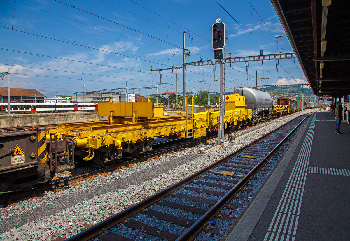 4-achsiger Drehgestellflachwagen 37 80 3940 044-5 D-ORME, der Gattung Res, der OnRail GmbH als Gegengewichtwagen zum 100 t GOTTWALD Gleisbauschienenkran GS 80.08 T (99 85 9219 025-5 CH-VMG) der Vanomag AG, am 18.05.2018 in einem Zugverband beim Signalhalt im Bahnhof Yverdon-les-Bains (VD).

TECHNISCHE DATEN: 
Spurweite: 1.435 mm (Normalspur)
Anzahl der Achsen: 4 (in 2 Drehgestellen)
Länge über Puffer:  19.900 mm
Drehzapfenabstand:  14.860 mm
Achsabstand im Drehgestell:  1.800 mm
Länge der Ladefläche: 18.500 mm 
Ladefläche: 49,2 m
Höchstgeschwindigkeit:  beladen 100 km/h / leer 120 km/h
Eigengewicht:  25.180 kg
Maximale Ladegewicht:  54,8 t (ab Streckenklasse C)
Kleinster bef. Gleisbogenradius:  75 m
Bremse: KE-GP
Intern. Verwendungsfähigkeit:  RIV