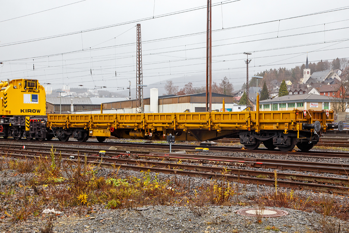 4-achsiger Drehgestellflachwagen mit klappbaren Seitenborden und Rungen, der Hering Bahnbau GmbH (Burbach), 80 80 3948 003-9 D-HGUI, Gattung Res, hier als Schutzwagen zum KIROW 50t-Gleisbauschienenkran KRC 400 T, abgestellt am 08.12.2018 in Kreuztal.

TECHNISCHE DATEN: 
Spurweite: 1.435 mm
Lnge ber Puffer:  19.900 mm
Drehzapfenabstand:  14.860 mm
Achsabstand im Drehgestell:  1.800 mm
Ladebreite: 2.640 mm
Lnge der Ladeflche: 18.660 mm
Ladeflche: 50,5 m
Hchstgeschwindigkeit:  beladen 100 km/h / leer 120 km/h
Eigengewicht:  22.900 kg
Maximale Ladegewicht:  57 t (ab Streckenklasse C)
Kleinster bef. Gleisbogenradius:  75 m
Bremse: KE-GP
Intern. Verwendungsfhigkeit:  RIV