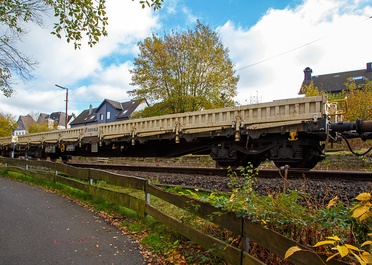 
4-achsiger Drehgestellflachwagen, mit Stahlboden, Seitenklappen , Stirnwandklappen und mit UIC-Drehrungen, 37 80 3988 003-4 D-ERD, Gattung Rens 192 B, der Eiffage Rail Deutschland GmbH, am 04.11.2020 im Zugverband in Herdorf.

Der Wagen wurde 2017 von Transwagon  AD in Burgas (Bulgarien) unter der Fabriknummer 49068 gebaut.

TECHNISCHE DATEN:
Spurweite: 1.435 mm (Normalspur)
Gattung/Bauart: Rens – Bauart 192 B
Anzahl der Achsen: 4 in 2 Drehgestellen
Länge über Puffer: 19.900 mm
Drehzapfenabstand:  14.860 mm
Achsabstand in den Drehgestellen: 1.800 mm
Eigengewicht: 24.900 kg
Ladelänge: 18.400 mm
Ladebreite: 2.650 mm
Ladefläche: 49,0 m²
Maximale Ladegewicht: 65,1 t (Streckenklasse D)
Höchstgeschwindigkeit: 100 km/h (beladen) / 120 km/h (leer)
Kleinster befahrbarer Gleisbogenhalbmesser: R 75 m
Feststellbremse: ja
Bauart der Bremse: KE – GP – A (K) – 12”
Bremssohle: C 810
Besonderheiten: Boden aus 8 mm Stahlblech 
Intern. Verwendungsfähigkeit:  TEN-GE
