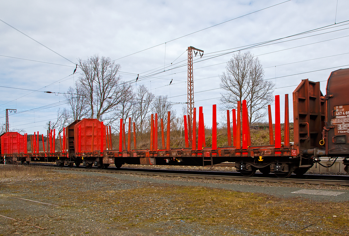 4-achsiger Drehgestellflachwagen, mit Stirnwänden und Rungen, jedoch ohne Seitenwände, 37 80 3525 422-6 D-DBSNI, der Gattung Roons-t 645, der DB Cargo Logistics GmbH (ex DB Schenker Nieten GmbH), am 18.03.2021 im Zugverband bei der Durchfahrt in Rudersdorf (Kr. Siegen) an der Dillstrecke (KBS 445) in südlicher Richtung.

Die Wagen sind speziell für den Transport von langen und schweren Ladegütern vorgesehen - vorrangig für Nadel-, Eichen- und Buchenstammholz sowie Schnittholz. Sie sind mit je nach Holzlänge unterschiedlich positionierbaren Leichtmetallrungen ausgestattet. Die Ausrüstung mit hohen Rungen und hohen Stirnwänden gestattet die Verladung von Rundholz ohne Anbringung zusätzlicher Sicherungen (Zwischen- oder Niederbindung), wenn nur bis zur Rungenhöhe ohne Zwischenräume geladen wird. Zurrpunkte am Außenlangträger gestatten die Niederbindung z. B. beim Transport von Schnittholzpaketen bzw. langen Gütern (z.B. Rohre und Walzerzeugnisse).

Der Wagen besitzt einen begehbaren durchgehenden Fußboden. Das Untergestell ist in Ganzstahlbauweise unter Verwendung von Profilen und abgekanteten Blechen als Schweißkonstruktion hergestellt. Die durchgehenden Hauptlangträger sind in Fischbauchform gefertigt. Jede Wagenlängsseite ist mit 16 umsteckbaren Rungen und 10 zusätzlichen Rungentaschen ausgerüstet. Die Ladeschwellen können bei 6 Rungenpaaren versetzt werden.

Diese Wagen wurden ab 2000 aus Res 676 und Res 678-Wagen umgebaut.

TECHNISCHE DATEN: 
Spurweite: 1.435 mm (Normalspur)
Anzahl der Achsen: 4 (in 2 Drehgestellen)
Länge über Puffer:  19.900 mm
Drehzapfenabstand:  14.860 mm
Achsabstand im Drehgestell:  1.800 mm
Laufraddurchmesser: 920 mm (neu)
Länge der Ladefläche: 18.400 mm 
Ladebreite: 2.650 mm
Ladefläche: 48,6 m²
Höchstgeschwindigkeit:  beladen 100 km/h / leer 120 km/h
Eigengewicht:  24.900 kg
Maximale Ladegewicht:  55,0 t (ab Streckenklasse C)
Kleinster bef. Gleisbogenradius:  75 m
Bremse: KE-GP 
Bremssohle: IB 116
Handbremse: Nein
Intern. Verwendungsfähigkeit:  RIV
