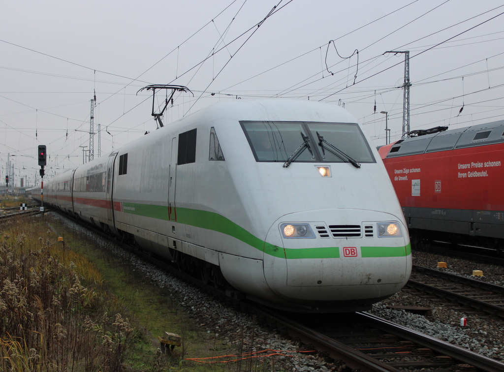 401 555-8 als ICE 737(Stralsund-Köln)bei der Einfahrt im Rostocker Hbf.13.12.2020