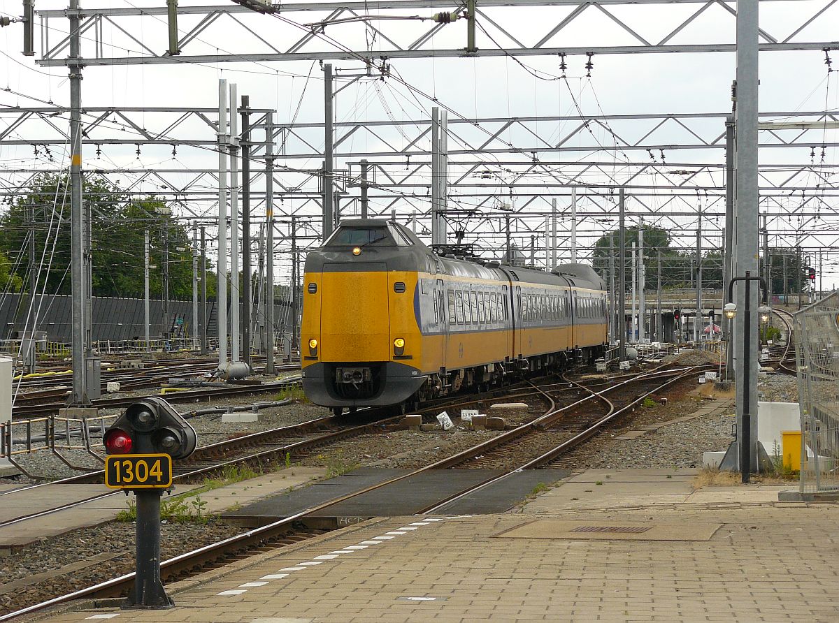 4066 Gleis 8 Utrecht Centraal Station 20-06-2014.

4066 komt binnen op spoor 8 Utrecht Centraal Station 20-06-2014.
