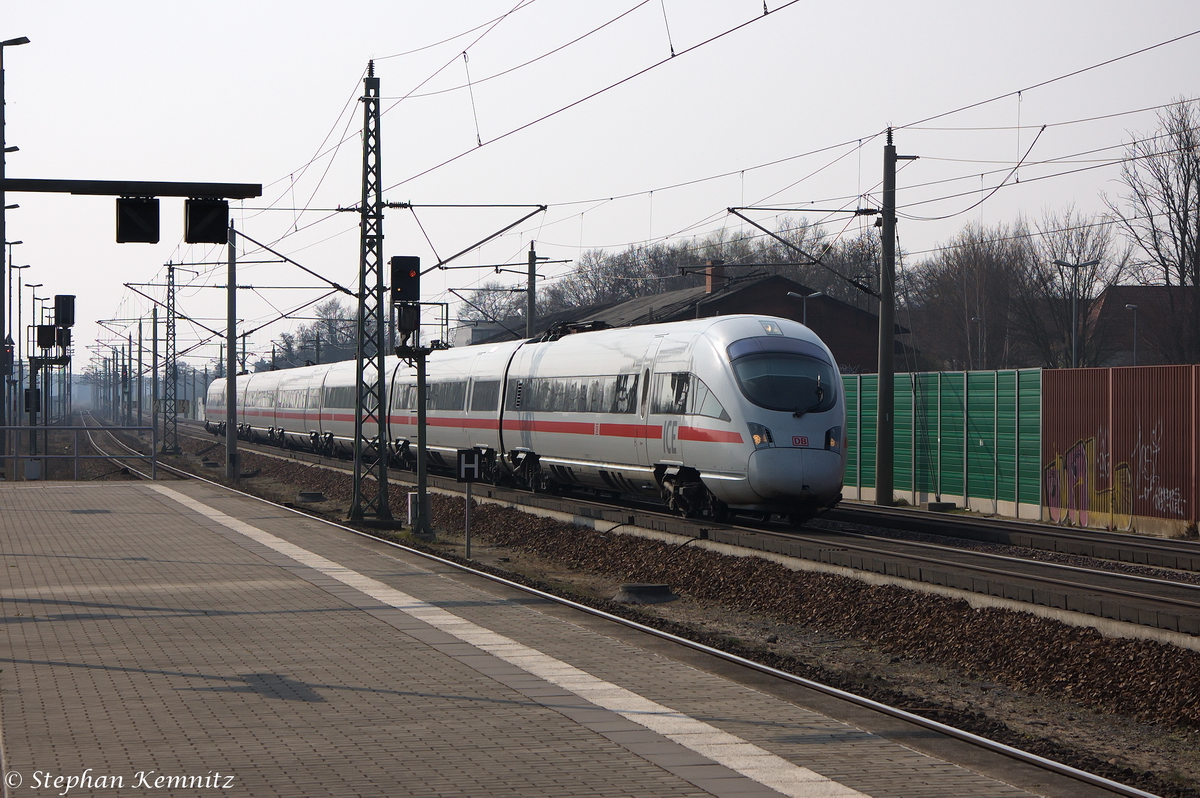 411 527-5  Weimar  als ICE 1507 von Hamburg-Altona nach Leipzig Hbf, bei der Durchfahrt in Rathenow. Wegen einem Notarzteinsatz am Gleis wurde der ICE 1507 über Uelzen, Salzwedel und Stendal nach Berlin umgeleitet. 30.03.2014