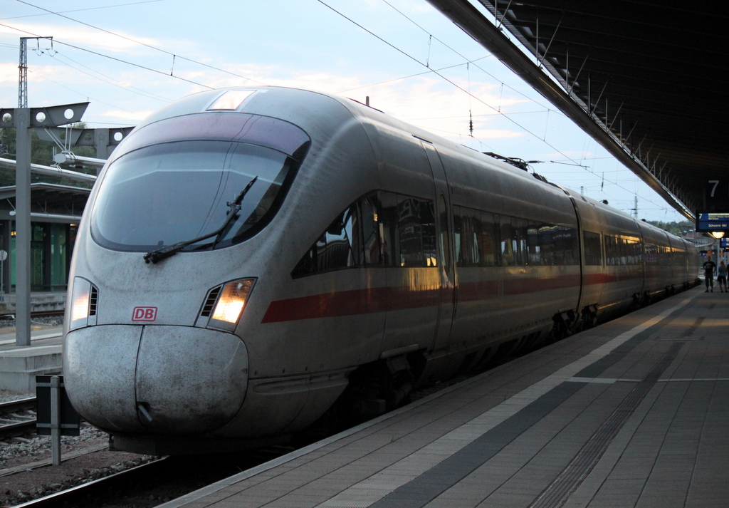 411 581-2 fuhr am 16.08.2013 als ICE 1508 von Mnchen nach Warnemmde gegen 20:43 Uhr kam der Dackel zurck zum Rostocker Hbf.