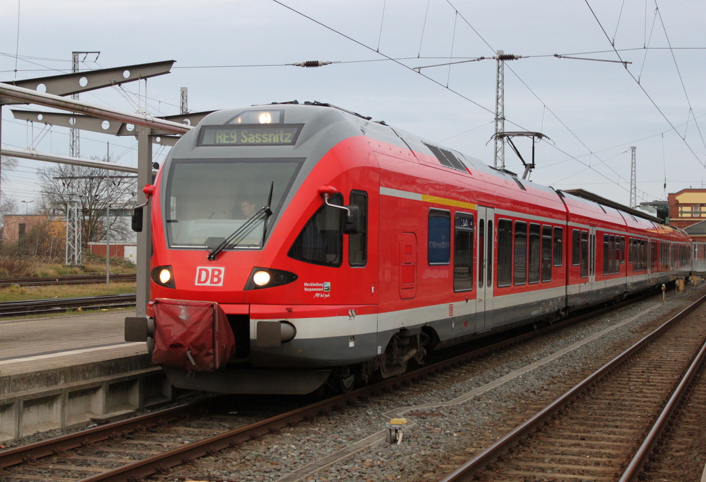 429 529-1 als RE9(RE 13007)von Rostock Hbf nach Sassnitz kurz vor der Ausfahrt im Rostocker Hbf.05.12.2015