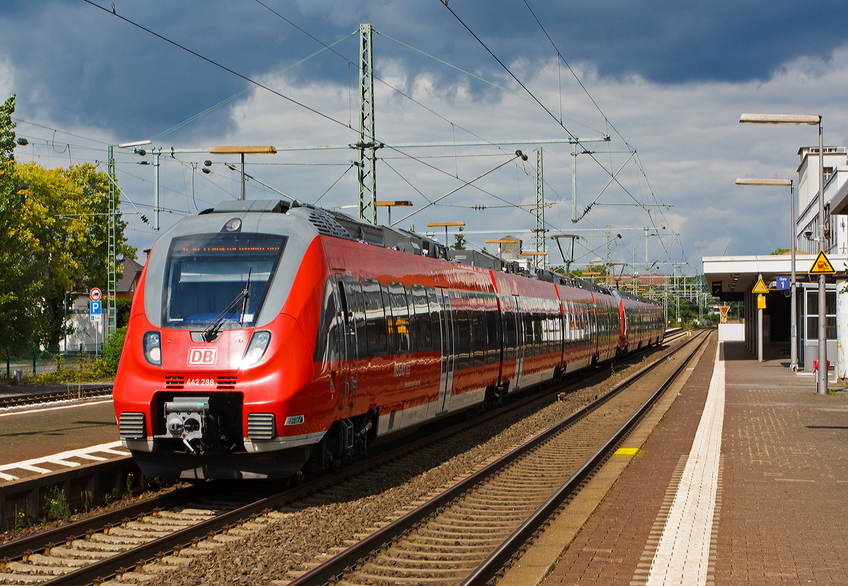 
442 288 / 442 788 und 442 780 / 442 280 zwei gekoppelt vierteiliger Bombardier Talent 2 der DB Regio Hessen als SE 30 / SE 40  Mittelhessen-Express  Treysa bzw. Dillenburg - Gießen - Frankfurt/Main (Umlauf RE 15015 / RE 15115), fährt am 24.08.2014 vom Bahnhof Butzbach weiter in Richtung Frankfurt/Main. 

Diese Stadt-Express-Züge fahren als SE 30 von Treysa bzw. SE 40 von Dillenburg jeweils bis Gießen als einzelner Triebzug, in Gießen werden sie dann zusammen gekoppelt, bzw. in der Gegenrichtung geflügelt.