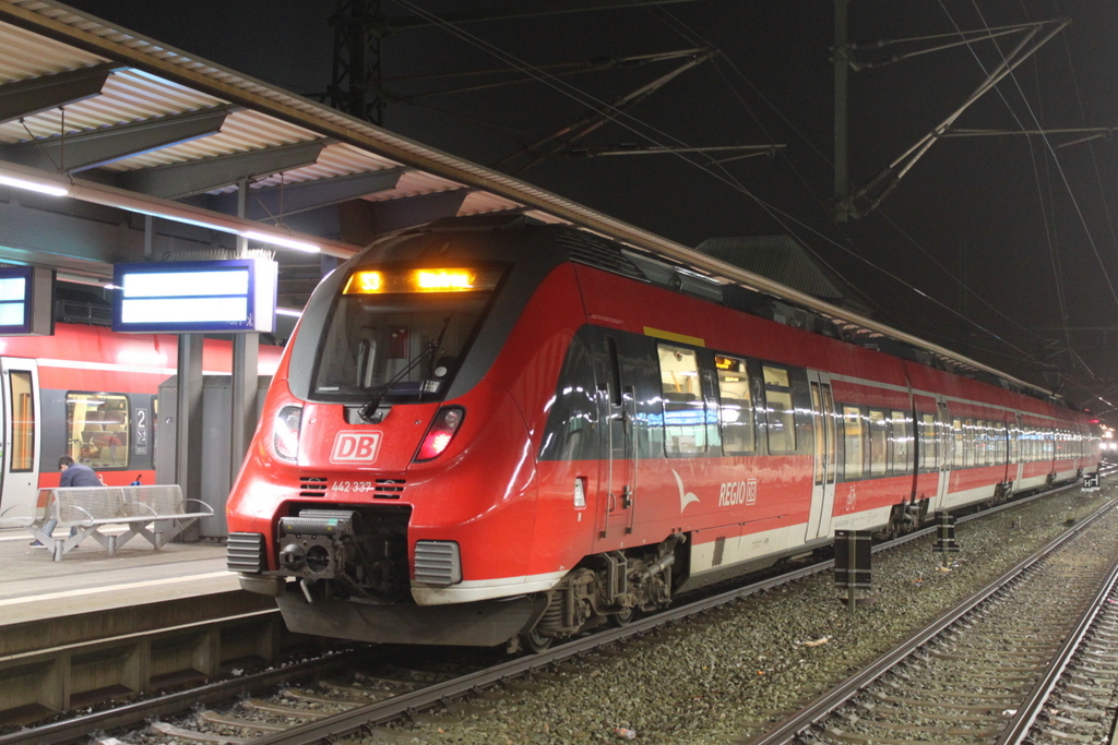 442 337 als S3(Warnemünde-Güstrow)kurz vor der Ausfahrt im Rostocker Hbf.26.01.2018