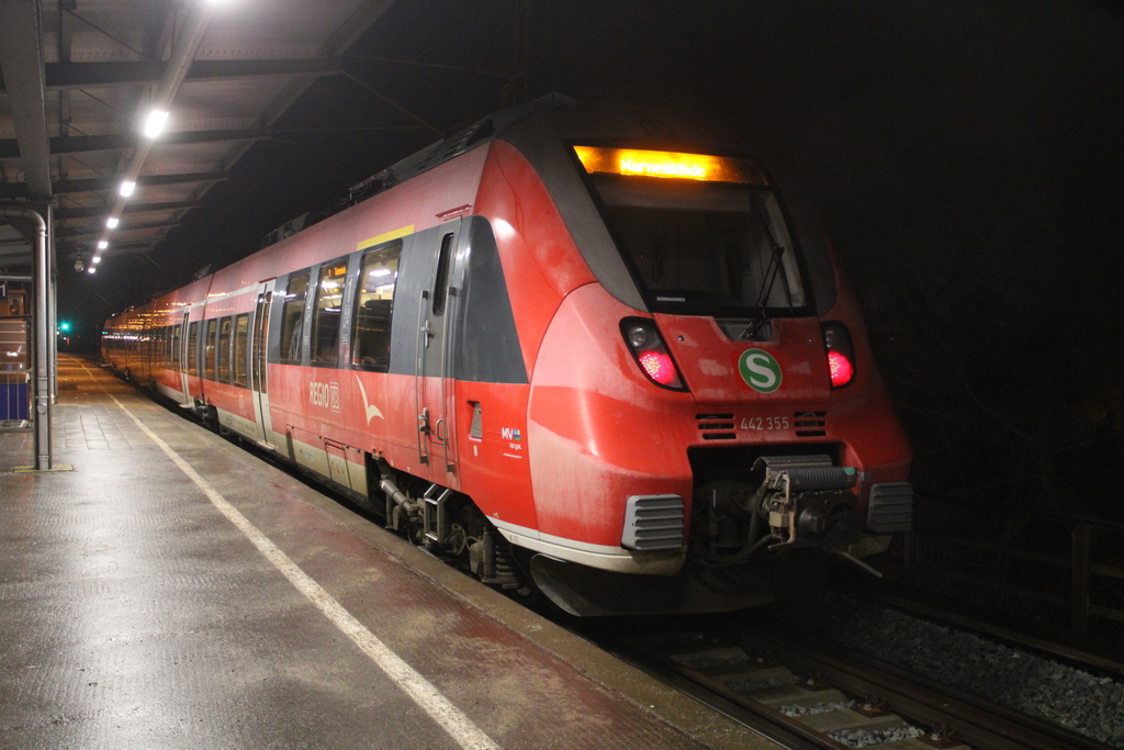 442 355 als S1(Rostock-Warnemünde)am Morgen des 16.01.2026 im Haltepunkt Rostock-Holbeinplatz.