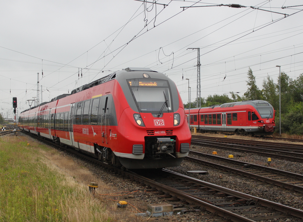 442 355 als S1(Rostock-Warnemünde)bei der Bereitstellung im Rostocker Hbf neben an stand immer noch der kaputte 429 026.23.06.2017