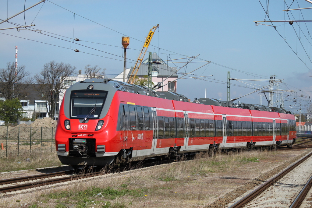 442 357 als S2 von Warnemnde nach Rostock Hbf bei der Einfahrt im Haltepunkt Warnemnde Werft.01.05.2015