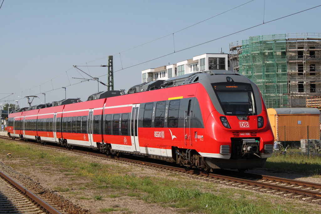 442 358 als S2(Warnem�nde-G�strow)bei der Einfahrt im Haltepunkt Warnem�nde-Werft.22.08.2015