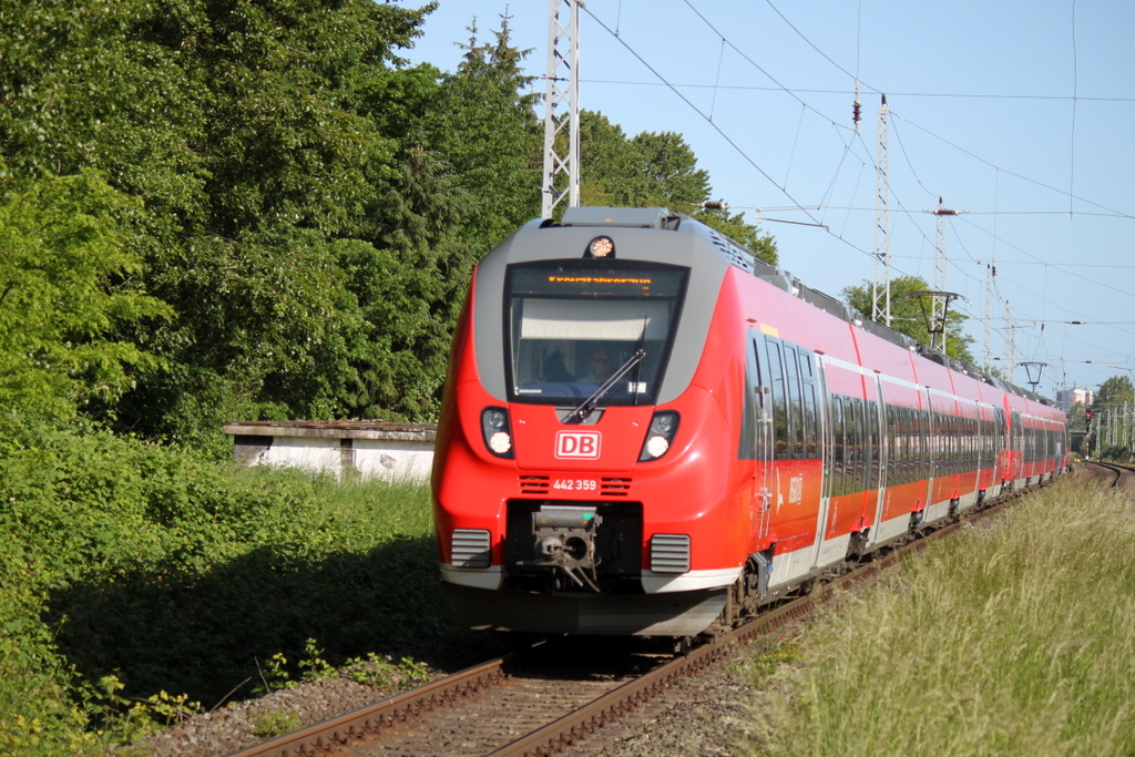 442 359-6+442 837-1 als Kreuzfahrer-Sonderzug 13292 von Warnemnde nach Berlin-Ostbahnhof bei der Durchfahrt in Rostock-Bramow.07.06.2015