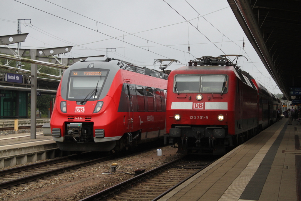 442 841 als S 2(33406)von G�strow nach Warnem�nde bei der Einfahrt im Rostocker Hbf neben an stand 120 201-9 mit RE4306(Rostock-Hamburg)29.07.2016