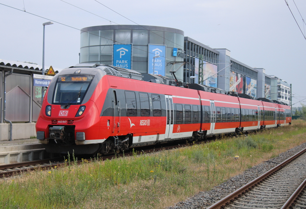 442 847 als S2(Warnemünde-Rostock)bei der Einfahrt in Warnemünde-Werft.25.06.2022