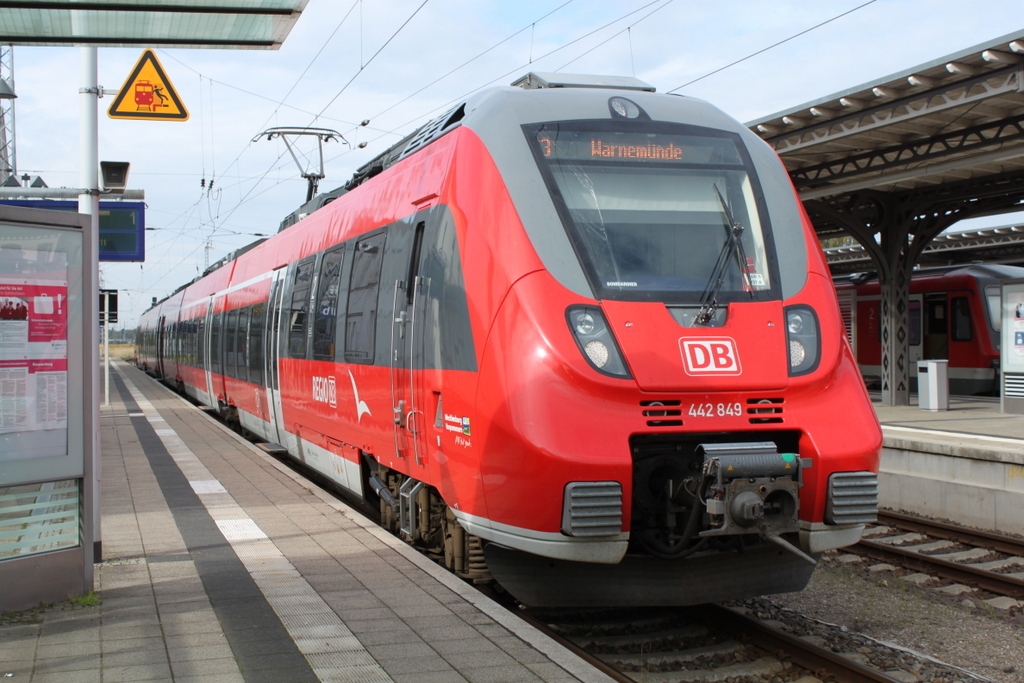 442 849-6 als S3(G�strow-Warnem�nde)kurz vor der Ausfahrt im Bahnhof G�strow.09.10.2015