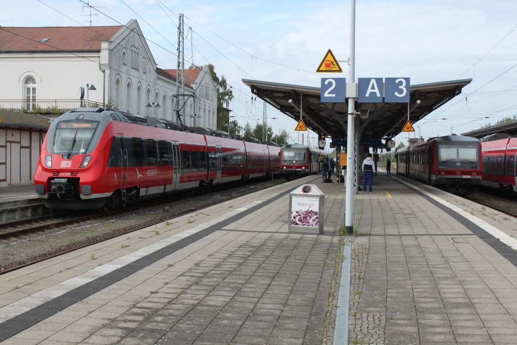 442 849-6,628 620 und 628 613 hatten am 09.10.2015 im Bahnhof G�strow noch Zeit bis zur Abfahrt.