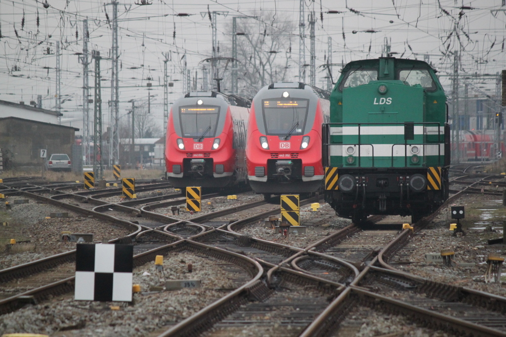 442 850-4+442 352-1 waren am 15.01.206 bereit im Rostocker Hbf um als S1 nach Warnemnde Werft zu fahren.
