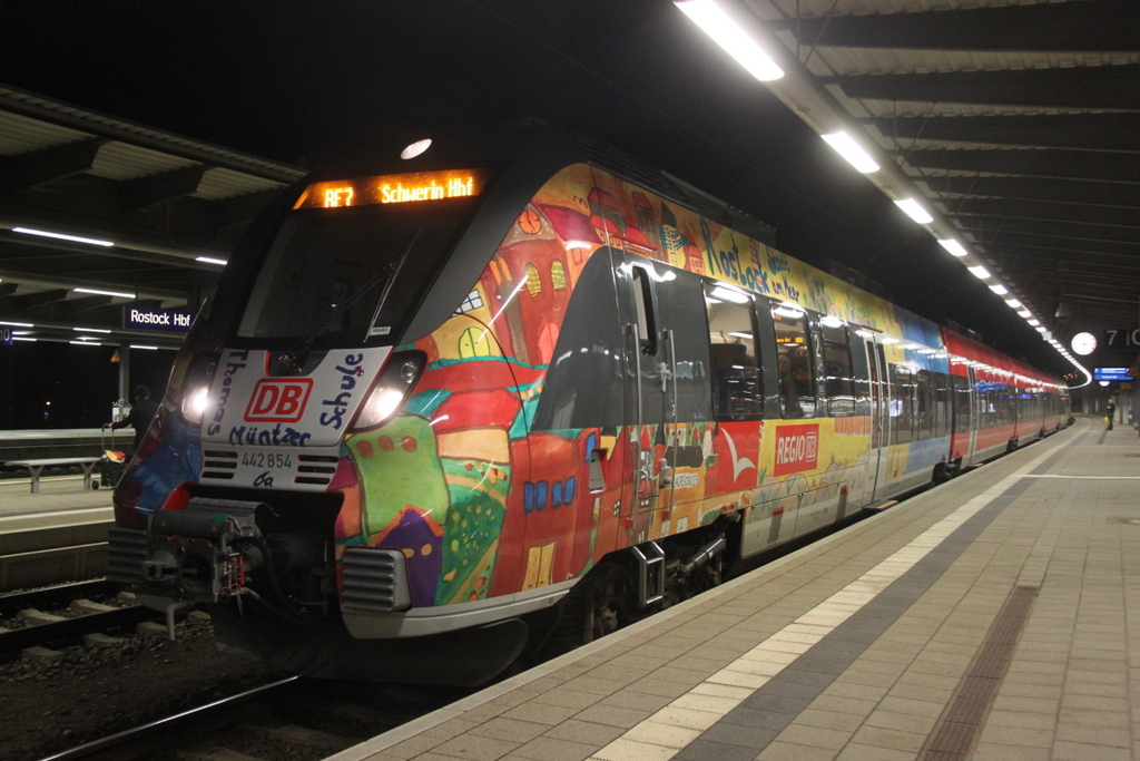 442 854 stand als RE7(RE 4394)von Rostock Hbf nach Schwerin Hbf.Abfahrt war mit 15 Minuten Versp�tung.30.10.2014
