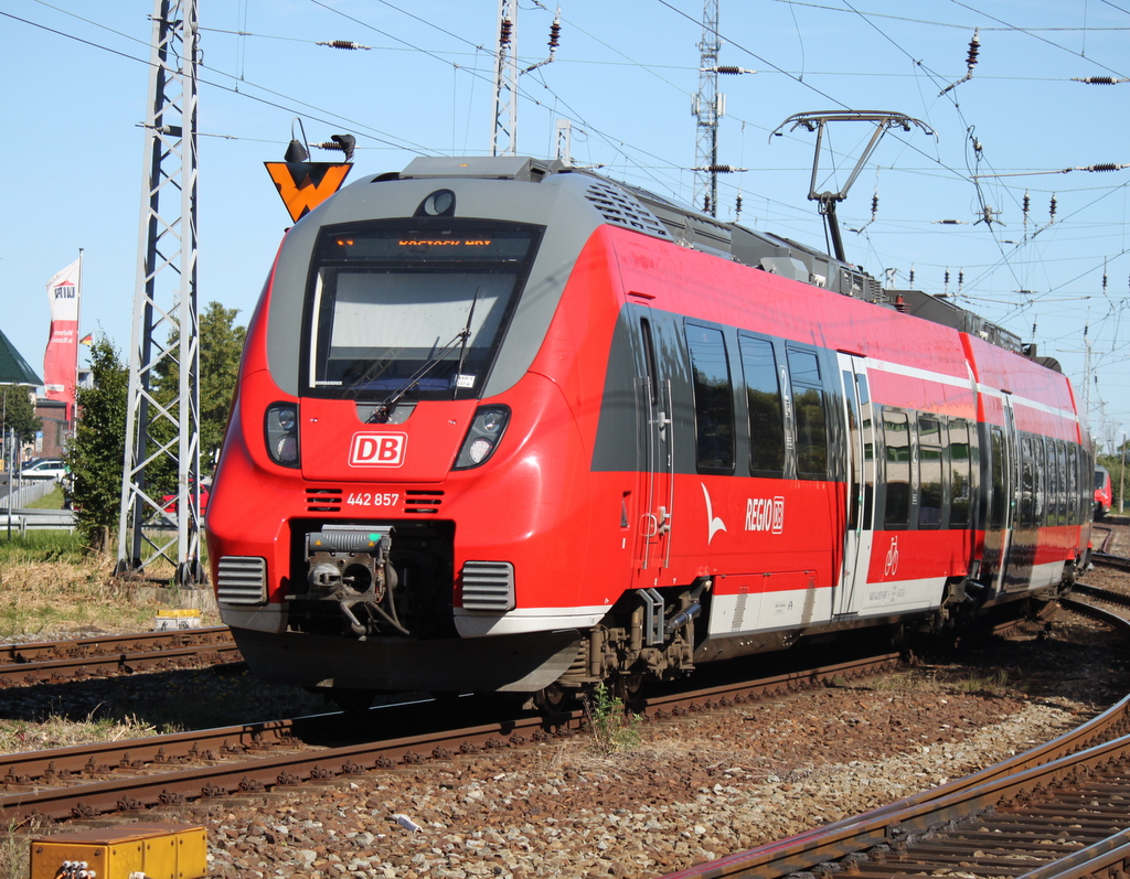 442 857 als S1 von Rostock Hbf nach Warnemnde bei der Einfahrt im Bahnhof Warnemnde.09.08.2015