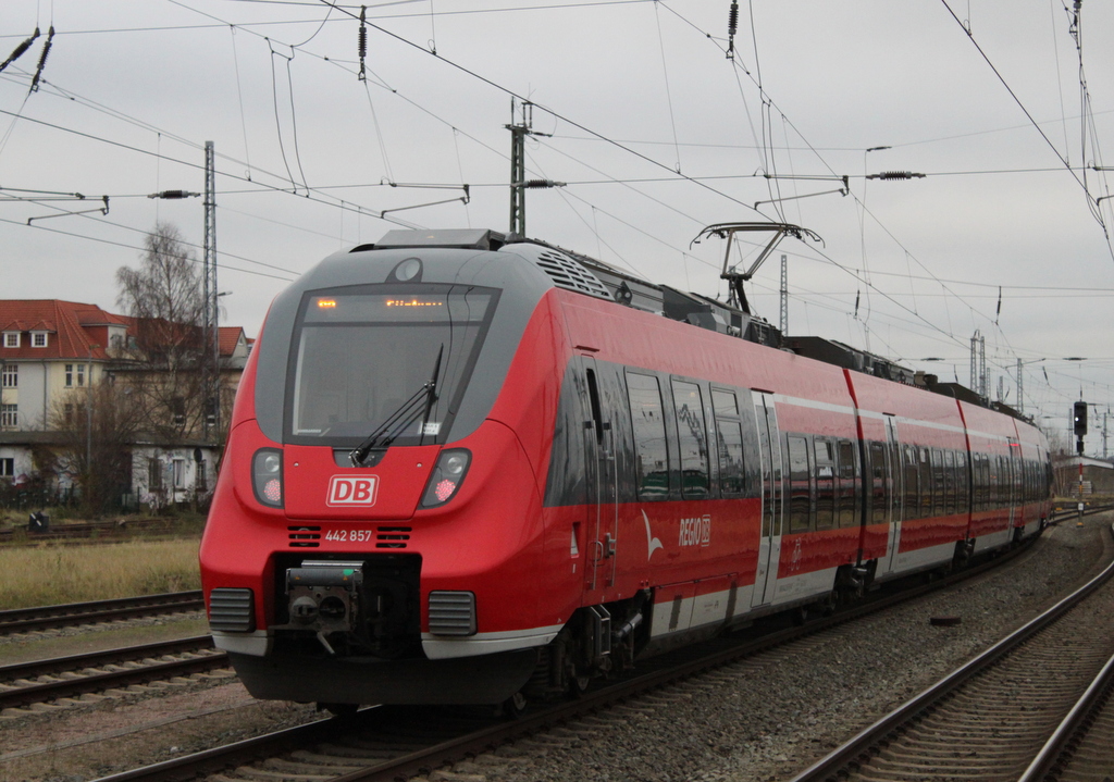 442 857 hatte am 28.12.2015 auf der Fahrt von Warnemnde Werft nach Gstrow Ausfahrt im Rostocker Hbf am Ersatzsignal.