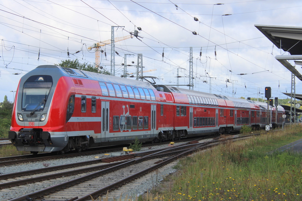445 003 mit RE 5 von Rostock Hbf nach Berlin-Südkreuz bei der Ausfahrt im Rostocker Hbf.24.08.2025