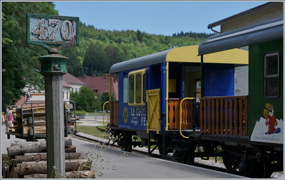 470 Kilometer Sr-stlich von Paris findet sich noch ein weitere  Sputnik : Wie auch die nicht weit entfernte CTVJ Compagnie du Train  Vapeur de la Valle de Joux nutzt auch die ConiFer alte  Sputniks  zur Personenbefrderung und der hier zu sehende bunte Sputnik trgt sogar eine UIC Nummer -> C.F.T.P.V 50 87 84 29 242-9 und die Bezeichnung Bl.P2. Der Wagen hat bei einem Achsstand von 5 Meter eine Lnge ber Puffer von 9,4 Meter. 
Das Bild entstand in Les Hpitaux-Neuf. 

16. Juli 2019