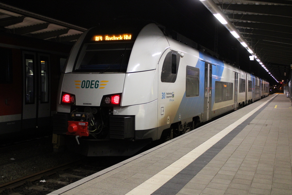 4746 302-0 stand am Abend des 16.01.2021 im Rostocker Hbf.