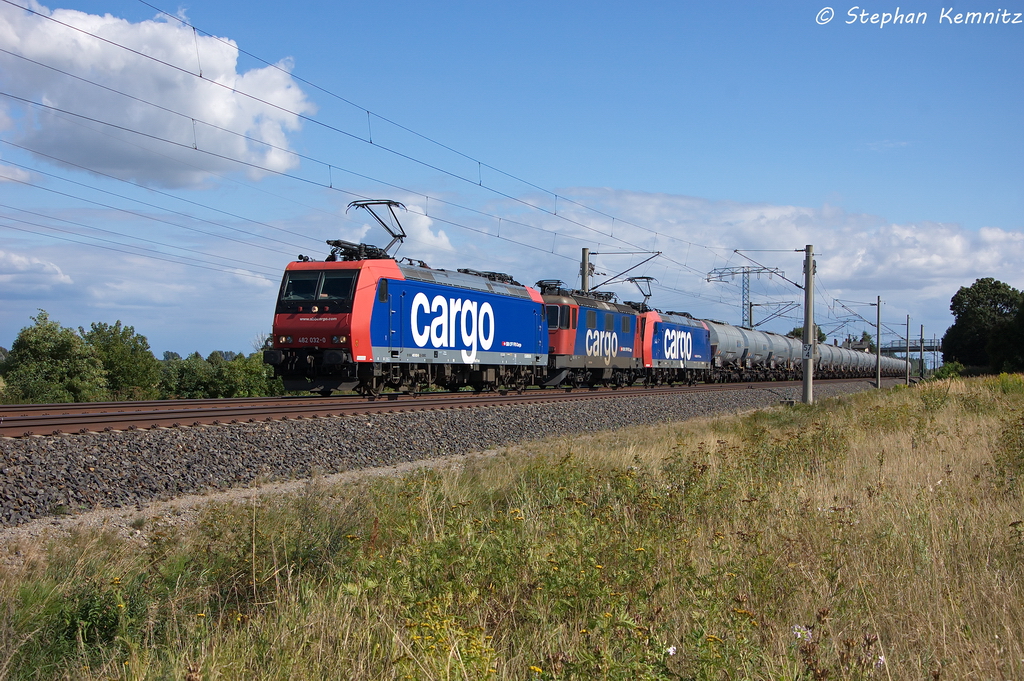 482 032-0 SBB Cargo fr HSL Logistik GmbH mit der Wagenlok 421 374-0 SBB Cargo und die 482 034-6  Duisburg  SBB Cargo fr HSL Logistik GmbH in Vietznitz. Die 482 032-0 & 482 034-6 hatten einen ČD Cargo Kesselzug  Umweltgefhrdender Stoff, flssig  gezogen und fuhren in Richtung Wittenberge weiter. 20.08.2013