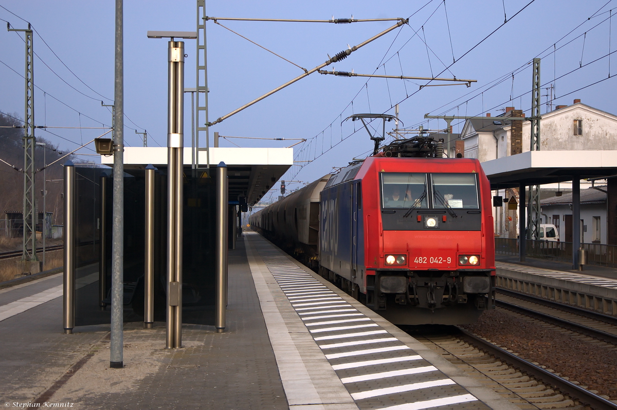 482 042-9 SBB Cargo mit einem Getreidezug in Jüterbog und fuhr weiter in Richtung Falkenberg(Elster). Netten Gruß zurück an den Tf! 17.02.2015