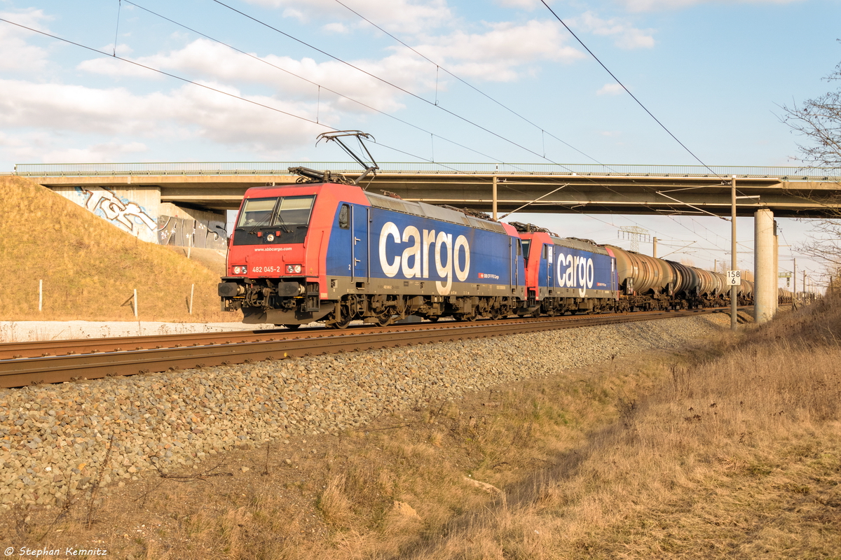 482 045-2 SBB Cargo mit der Wagenlok 482 040-3 und einem Kesselzug  Düsenkraftstoff, Dampfdruck bei 50 °C größer als 110 kPa  in Nennhausen und fuhr weiter in Richtung Stendal. 27.02.2017