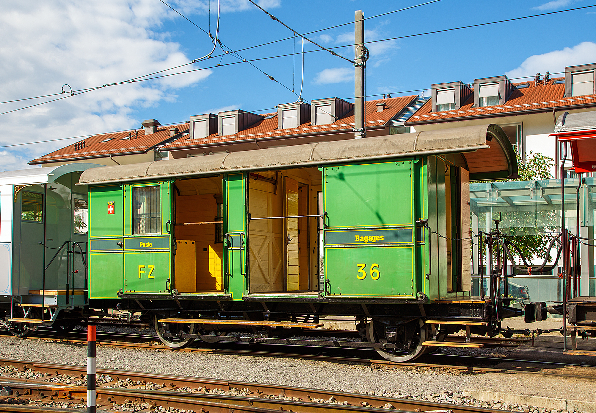 
50 Jahre BC - MEGA STEAM FESTIVAL der Museumsbahn Blonay–Chamby:
Der wunderschöne FZ 2 - Post- und Gepäckwagen ex GFM 36 (Chemins de fer fribourgeois Gruyère–Fribourg–Morat, ehemaliger Name der Freiburgischen Verkehrsbetriebe AG, heute TPF), der Museumsbahn Blonay–Chamby, am 21.05.2018, mit im Riviera Belle Epoque Zug, beim Halt im Bahnhof Blonay.

TECHNISCHE DATEN:
Hersteller: SWS Schlieren (Schweizerische Wagonfabrik AG)
Baujahr: 1903
Spurweite: 1.000 mm
Anzahl der Achsen: 2
Länge über Puffer: 7.290 mm
Achsabstand: 3.150 mm
Eigengewicht: 7,1 t
Max. Ladegewicht: 6 t (4 t im Gepäckabteil und 2 t im Postabteil)
Ladefläche: 13,5 m² (6.5 m² Gepäckabteil und 7 m² Postabteil)
