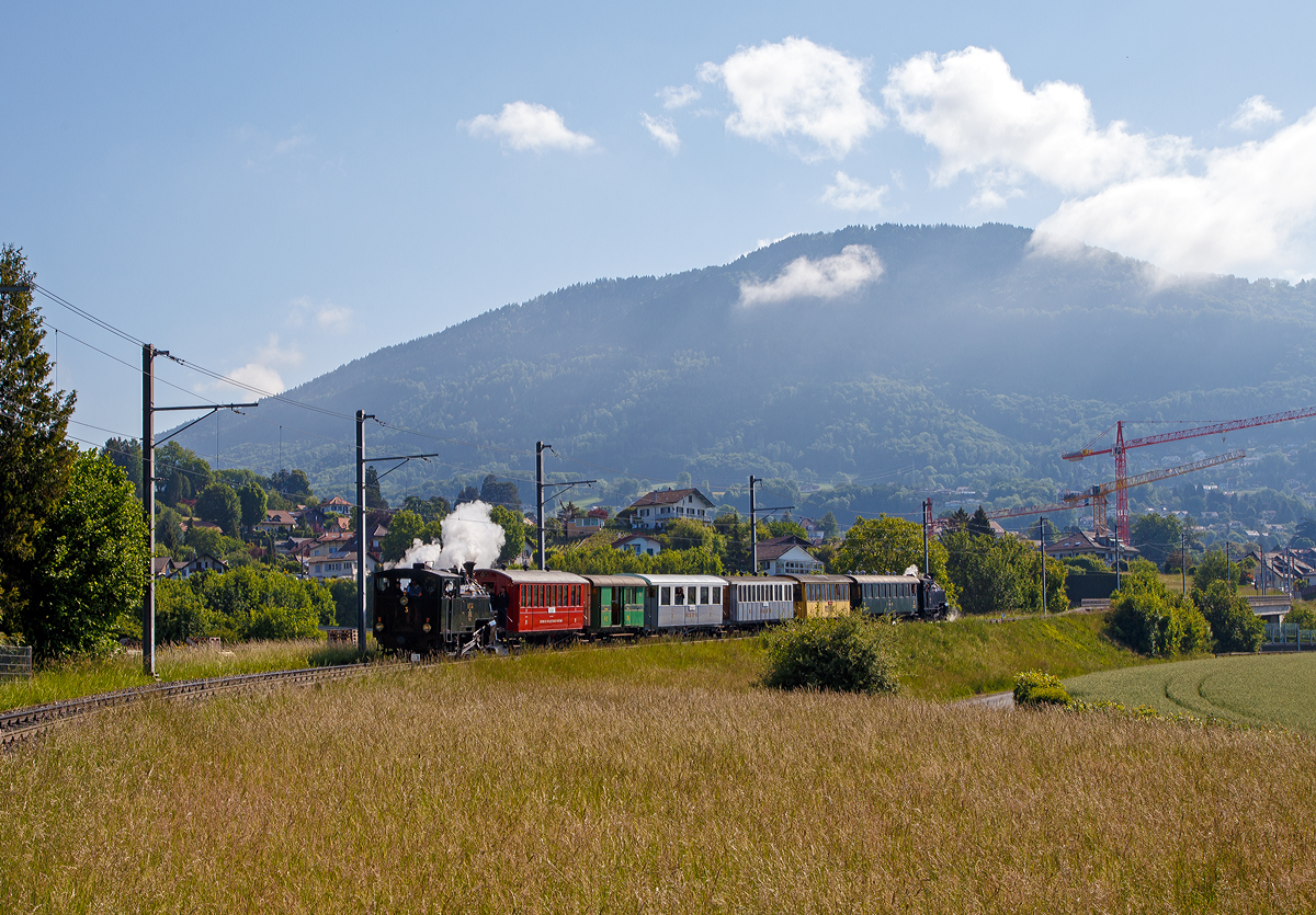 
50 Jahre BC - MEGA STEAM FESTIVAL der Museumsbahn Blonay–Chamby:
Die beiden HG 3/4 Schwestern, vorne die B.F.D. 3 und am Zugende F.O. 4 mit Riviera Belle Epoque Zug Chamby- Blonay-Vevey fahren am 20.05.2018 bei Château d'Hauteville in Richtung Vevey hinab.
