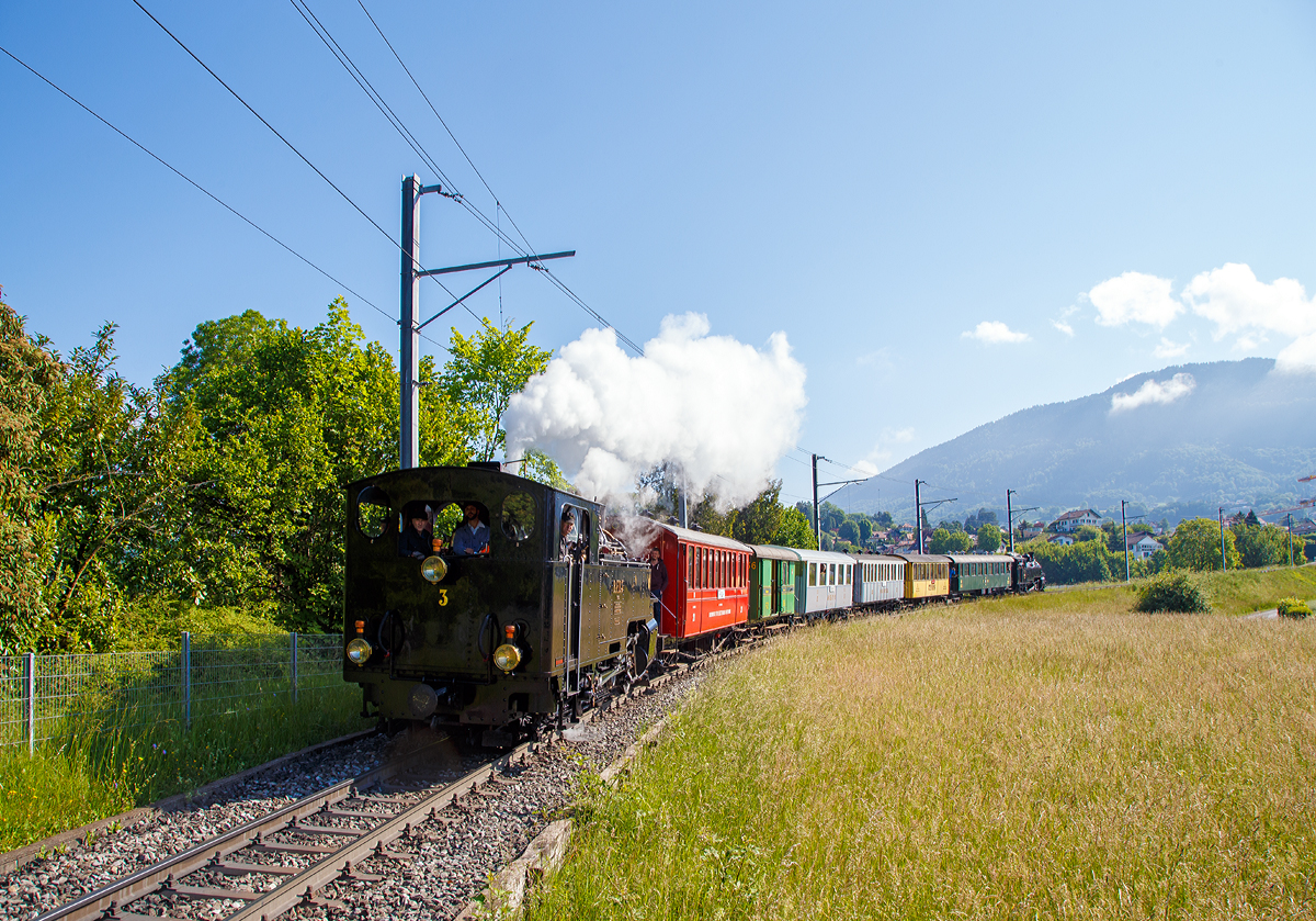 
50 Jahre BC - MEGA STEAM FESTIVAL der Museumsbahn Blonay–Chamby:
Die beiden HG 3/4 Schwestern, vorne die B.F.D. 3 und am Zugende F.O. 4 mit Riviera Belle Epoque Zug Chamby- Blonay-Vevey fahren am 20.05.2018 bei Château d'Hauteville in Richtung Vevey hinab.
