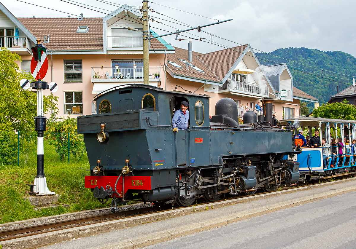 50 Jahre BC - MEGA STEAM FESTIVAL der Museumsbahn Blonay–Chamby:
Eine wahre Schhnheit......
Die ex C.P. E164 G 2x2/2 Mallet-Dampflokomotive, ex MD 404, vom Verein La Traction als Gastlok beim Mega Steam Festival der BC, hier erreicht sie am 20.05.2018 mit ihrem Zug den Bahnhof Blonay

Mallet-Dampflok wurde 1905 von Henschel in Kassel (damals noch Cassel) unter der Fabriknummer 7022 gebaut. Sie gehrte zu einer Serie von zehn Maschinen, die zwischen 1905 und 1908 von Henschel an die damalige Minho e Douro Bahn in Portugal geliefert wurde. Nach der Verstaatlichung im Jahre 1947 erhielt sie die Nummer C.P. E168, so war sie bis 1978 im Einsatz. Der Verein La Traction hat sie 1992 von der Caminhos de Ferro da Portugal (CP) gekauft. 1998 erhielt La Traction von der Fondation d'Impulsion conomique rgionale (FIER) einen Beitrag, um diese Lokomotive zu revidieren. Nach einer durchgreifenden Aufarbeitung durch das Dampflokwerk Meiningen in Deutschland kam diese Lokomotive im Sommer 1999 wieder in die Schweiz zurck. Sie wurde am 19. September desselben Jahrs eingeweiht.
Es sei noch erwhnt, das Niederdruckfahrwerk stammt von der Lokomotive E 169, die heute in Vila Real aufgestellt ist.

Eine Schwesterlok die ex CP 168 ist in Brohl (Deutschland) siehe http://hellertal.startbilder.de/bild/Deutschland~Schmalspurbahnen~Brohltalbahn/433231/leider-ein-tristes-dasein-aber-ziel.html

TECHNISCHE DATEN:
Spurweite: 1.000 mm
Achsfolge: (B) B
Lnge ber Kupplungen: 10.850 mm
Grte Hhe: 3.750 mm
Grte Breite: 2.700 mm
Gesamtachsstand: 5.200 mm
Triebraddurchmesser: 1.100 mm
Leergewicht: 34,5 t
Dienstgewicht: 42,0 t
Kohlenvorrat: 1,5 t
Wasservorrat: 5,5 m
HD Zylinder: 2 x  320 mm x 550 mm Hub
ND Zylinder: 2 x  480 mm x 550 mm Hub
Kesseldruck: 14 bar
Rostflche: 1,33 m
Hchstgeschwindigkeit: 40 km/h

Geschichte der Mallet-Lokomotiven:
Der zunehmende Verkehr auf schmalspurigen Eisenbahnen erschloss Mallet ein anderes Wirkungsfeld. Diese Bahnen bentigten strkere und damit grere Maschinen, als es die engen Kurven der Schmalspurstrecken zulieen. Die einzige Lsung schienen hier Lokomotiven mit schwenkbaren Fahrwerken zu sein. Dazu waren bereits die Bauarten von Fairlie und Meyer verbreitet, die schwenkbare Maschineneinheiten verwendeten. Die einzelnen Einheiten wurden mit Dampf ber flexible Verbindungen gespeist, die sich jedoch stets als Schwachpunkt der Maschinen erwiesen. Mallet entwickelte stattdessen eine Bauart mit zwei Fahrwerken, von denen nur das vordere, unter der Rauchkammer befindliche Fahrwerk schwenkbar gelagert war, whrend der Kessel fest auf dem anderen Fahrwerk ruhte. Damit reduzierte sich die Zahl der flexiblen Verbindungen um die Hlfte. Der wesentliche Unterschied der Konstruktion von Mallet im Vergleich zu den Bauarten Fairlie und Meyer war aber die perfekte Anwendung eines Verbundtriebwerkes. Der Frischdampf wird zunchst zu den Hochdruckzylindern des fest gelagerten Fahrwerks geleitet und nach dem Auslass in die Niederdruckzylinder des vorderen beweglichen Fahrwerks. Die dorthin fhrende bewegliche Dampfleitungsverbindung war wegen des geringeren Drucks besser beherrschbar als bei reiner Frischdampf-Versorgung. Diese Bauart lie Mallet sich 1884 patentieren.

Dampflokomotiven haben im Allgemeinen zwei Arbeitszylinder, die Mallet-Loks besitzen diese Einrichtungen doppelt, also 4 Zylinder mit zugehrigen Triebwerksgruppen. Der Abdampf der ersten ist gleichzeitig der Arbeitsdampf der zweiten Zylindergruppe.