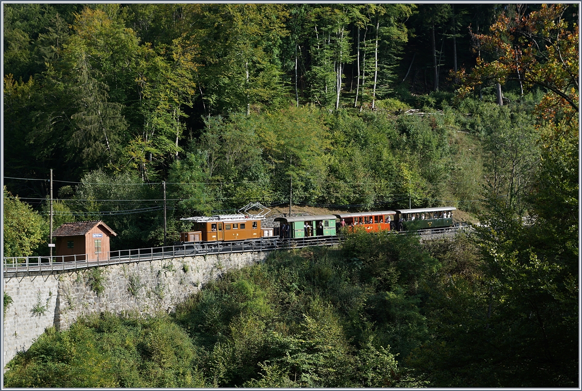 50 Jahre Blonay Chamby - MEGA BERNINA FESTIVAL: Das Bernina Krokodil Ge 4/4 182 erreicht mit einem hübschen, kurzen Zug bei  Vers-Chez-Robert  den Baie de Clarens Viadukt. 
15. Sept. 2018