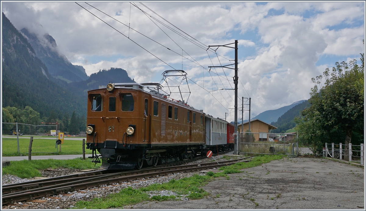 50 Jahre Blonay Chamby - MEGA BERNINA FESTIVAL -  Bündner Tag im Saaneland : Die BB Ge 4/4 81 (RhB Ge 4/4 181) erreicht mit ihrem Extrazug Rougemont - Gstaad den Bahnhof Saanen. 14. Sept. 2018