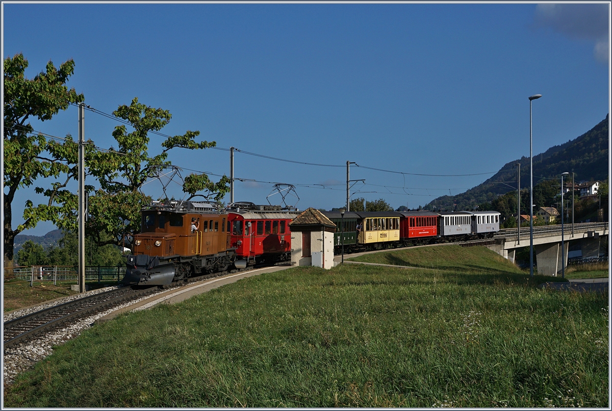 50 Jahre Blonay Chamby - MEGA BERNINA FESTIVAL: Das Bernina Krokodil, die RhB Ge 4/4 182 fährt gemeinsam mit dem ABe 4/4 I 35 den  Riviera-Belle-Epoque  1823501E von Chaulin nach Montreux und zeigt sich hier vor dem Château de Châtelard bei der Durchfahrt der gleichnamigen Haltestelle. 15. Sept. 2018