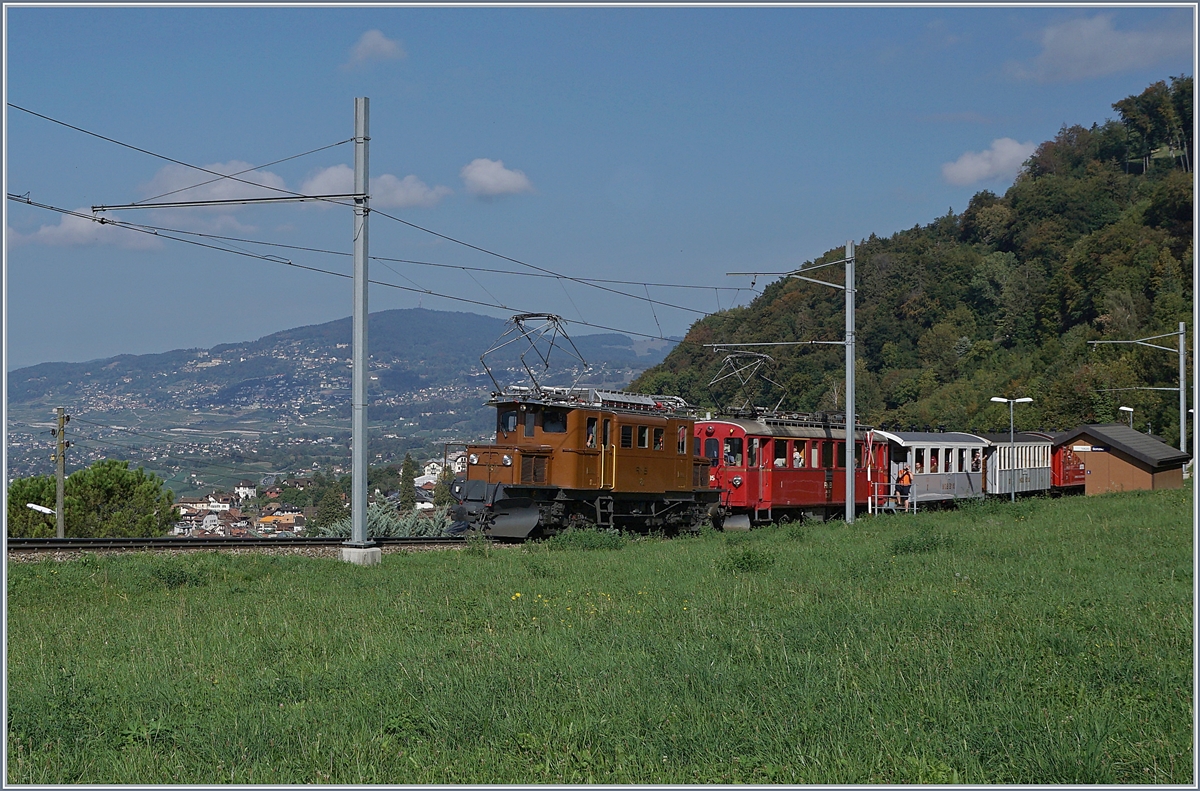 50 Jahre Blonay Chamby - MEGA BERNINA FESTIVAL: Das RhB Bernina Krokodil Ge 4/4 182 und der RhB ABe 4/4 35 bei einem Signalhalt in Sonzier mit ihrem Riviera Belle Epoque auf der Fahrt nach Chaulin.
15. Sept. 2018