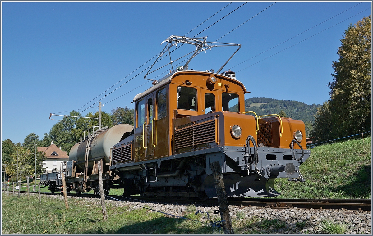 50 Jahre Blonay Chamby - MEGA BERNINA FESTIVAL: Die RhB Ge 2/2 161 als Gastlok mit einem kurzen Güterzug bei Chaulin.
9. Sept. 2018 