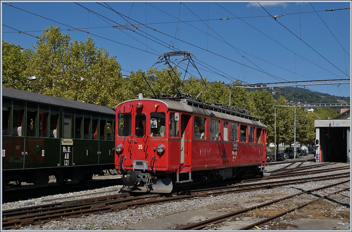 50 Jahre Blonay Chamby - MEGA BERNINA FESTIVAL: W�hrend des B-C Bernina Festival verkehrte am Sonntag einige Z�ge der BC bis nach Vevey. 
Da der Zug relativ lang, und zudem die Treibfahrzeuge untereinander auch in Umgekehrter  Reihenfolge d.h. das Krokodil an der Spitze verkehren sollten ergab sich auf den recht engen Gleisangelange von Vevey ein sogenanntes  Kaiserman�ver , ein Ausdruck f�r eine etwas komplizierteres  Rangieren, in diesem Fall mit dem Belle Epoque Zug, dem RhB Ge 4/4 182 und dem RhB ABe 4/4 35. 


9. Sept. 2018